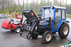 Traktoria (ISEKI tk 538) käytetään vetokoneena erilaisilla hoitokoneilla sekä kuormauksiin. Punaista TOROa käytetään kuljetuksiin sekä viheriöiden hiekoituksiin.