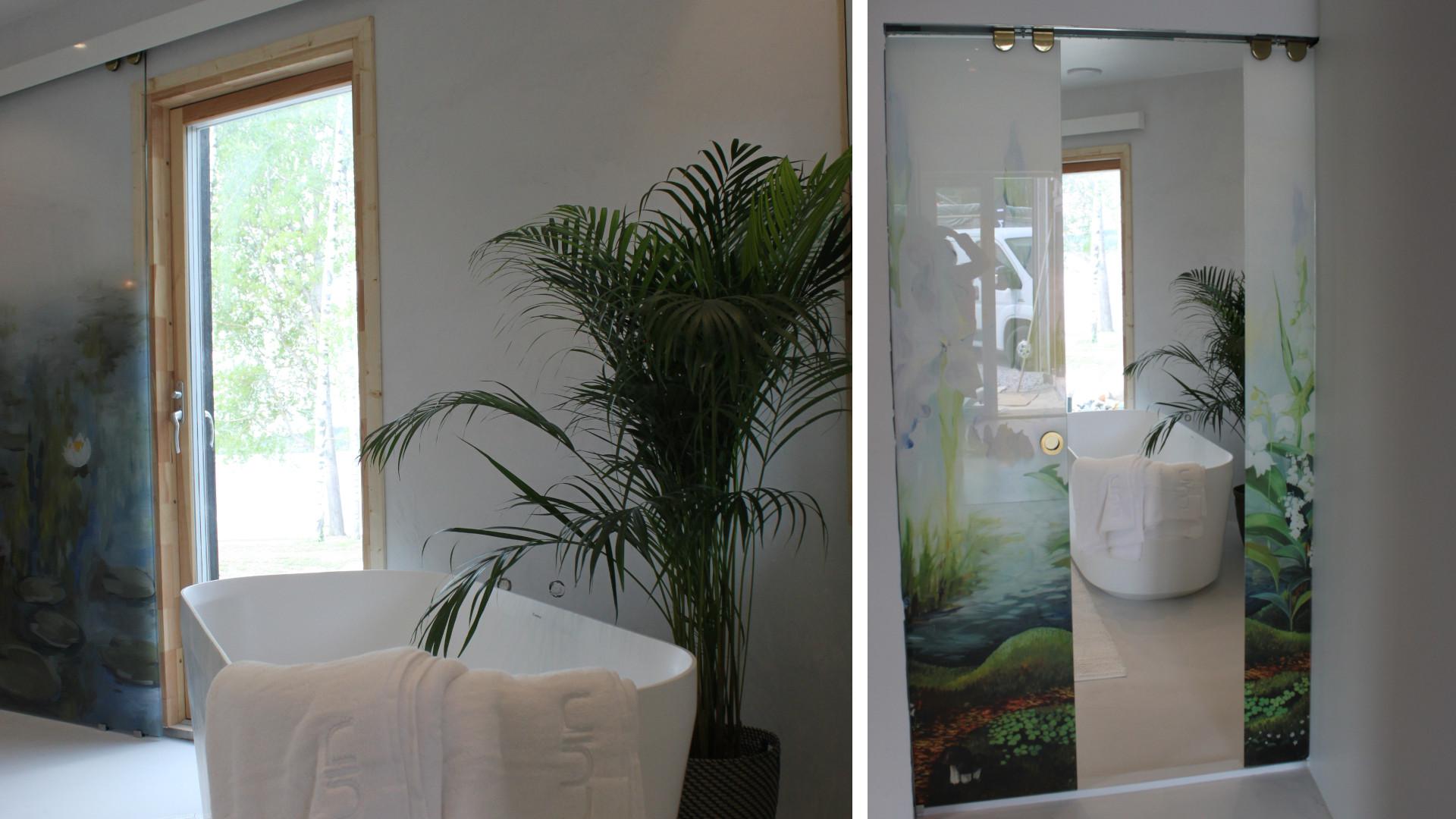 Liunen liukuovien luontoaiheinen taide tuo lisää kasvillisuutta Pyörre-talon kylpyhuoneeseen.