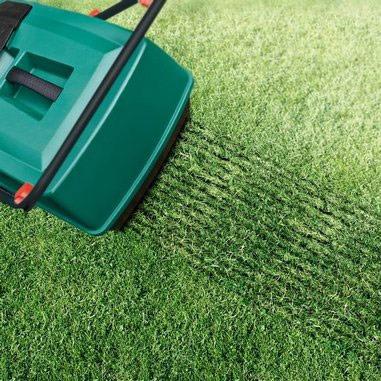 Boschin nurmikon ilmaajan jaloteräksiset terät leikkaavat nurmen pintaan -10 - +5 mm syvyiset urat ja pohjustavat näin nurmikkoa uutta kylvöä tai lannoitusta varten. (Kuva: Bosch)
