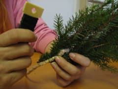 <p data-block-key="mzwq5">Leikkaa havuista noin 20 cm:n pätkiä</p>