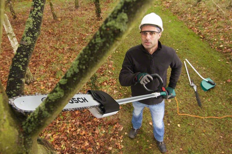 Boschin AMW SG oksasahalisälaitteen ketjunopeus vastaa lähes sähkösahaa.