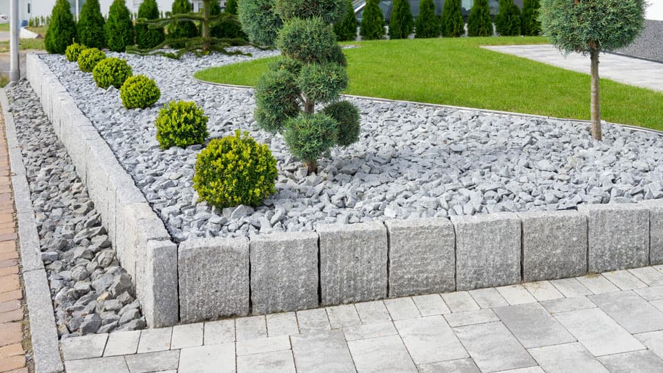 <p data-block-key="4oxsn">Modernimman pihan tyyliin sopii napakasti hoidettu tuija-aidanne ja selkeämpi muotokieli. (Kuva: Shutterstock)</p>