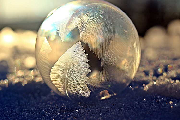 <p data-block-key="sddkn">Kaunis ja herkkä jääkupla. (Kuva: Pixabay)</p>