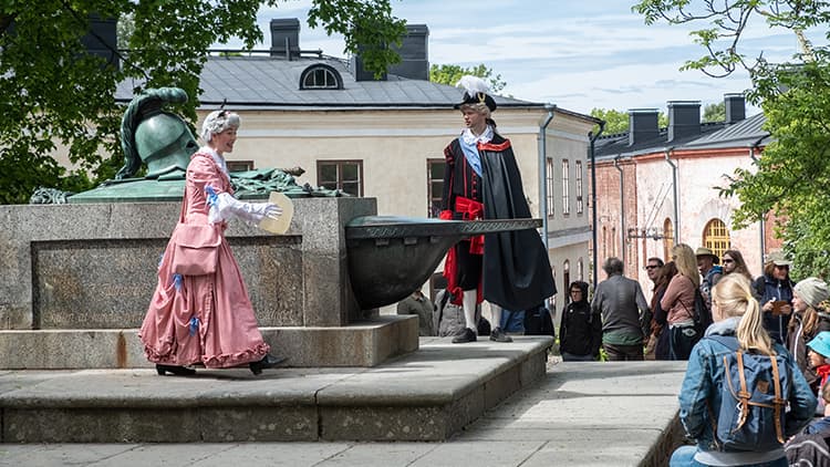 Lasten seikkailukierros Suomenlinnassa. Kuva Tim Bird / Suomenlinnan hoitokunta.