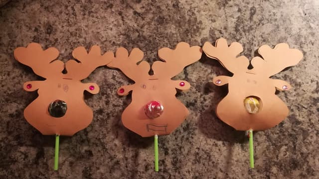 Anna lapsen piirtää porolle veikeät kasvot