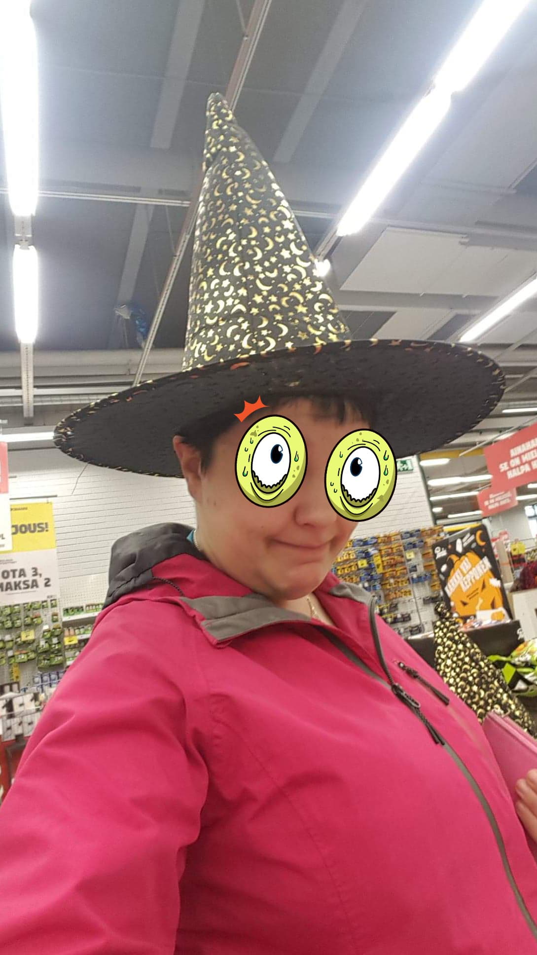 "Lähdinpä Halloweenin kunniaksi kaupoille tässä asussa." Kuva: Henna A. Äänekoski