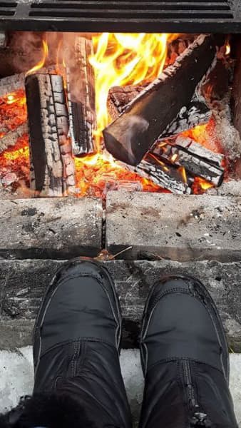 Grillin tuli toi tunnelmaa synkkään Halloween-iltaan. Kuva: Tiia U. Lahti