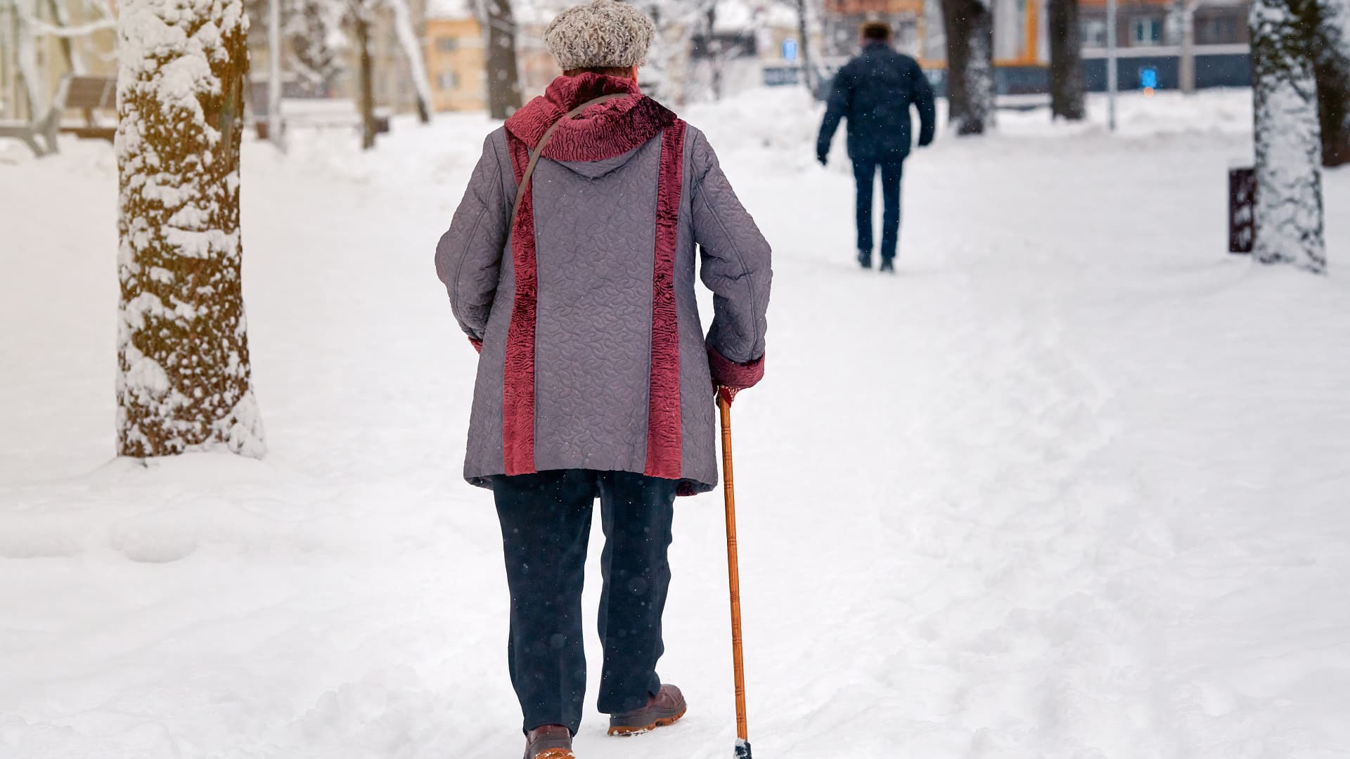 <p data-block-key="th4zp">Liukkailla keleillä liikkuminen vaatii varovaisuutta, sillä kaatuminen voi johtaa ikäviin vammoihin ja pitkään toipumisaikaan. (Kuva: Shutterstock)</p>