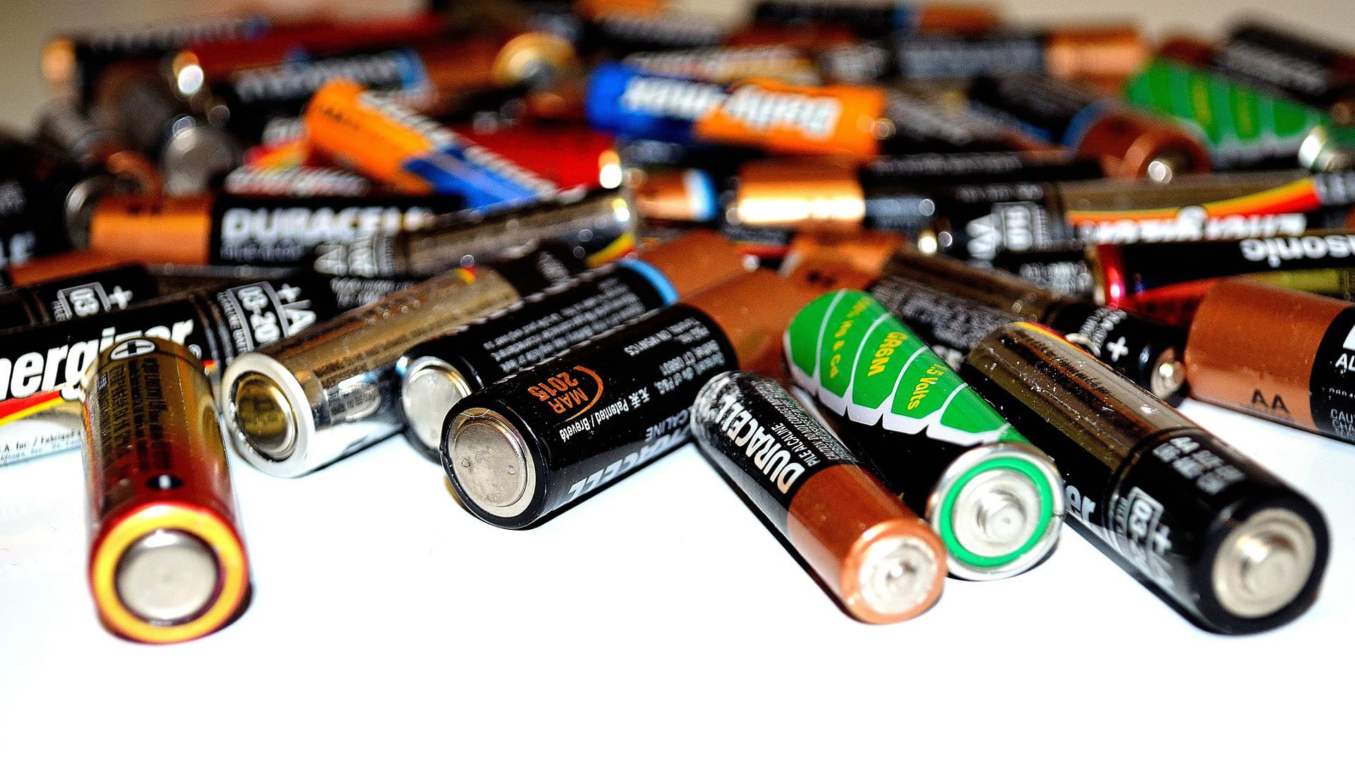 <p data-block-key="g2r2n">Käytetyt paristot voi viedä vaikka lähikaupan keräyspisteeseen. (Kuva: Pixabay)</p>