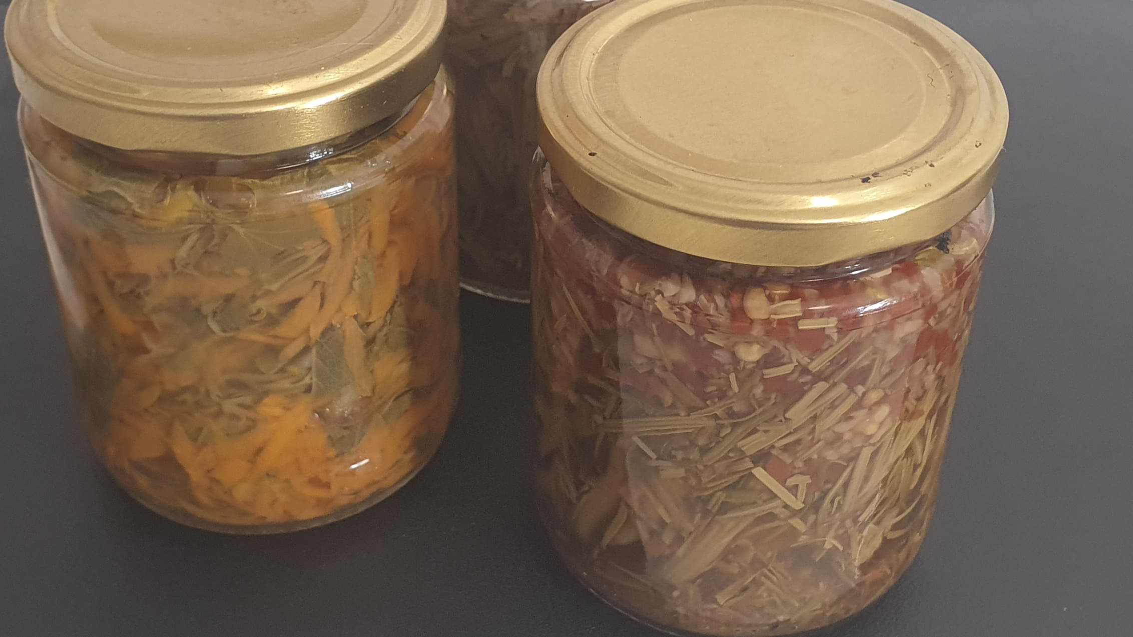 Maitohorsman versoja ja porkkana-vuohenputki-kimchi (kuva: Villiruoka)