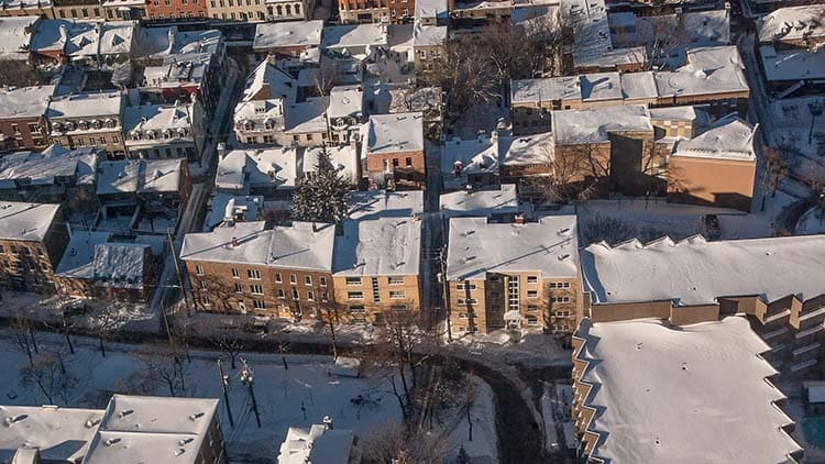 Mikä on taloyhtiön hallituksen vastuu lumikuorma­vahingoissa?