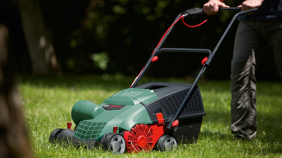 <p data-block-key="8kaex">Bosch UniversalVerticut 1100 -nurmikonilmaajaa on ketterä käsitellä.</p>