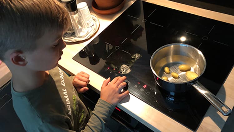 <p data-block-key="kdqlf">Matka pellosta kattilaan on tässä tapauksessa noin viisi metriä. Lähiruoka saa uuden merkityksen.</p>