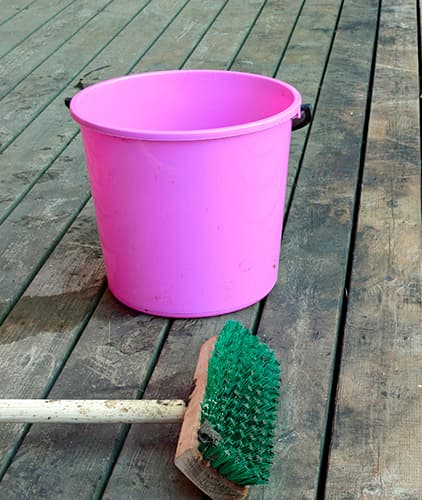 <p data-block-key="ocyao">Puupintojen puhtaudesta on huolehdittava säännöllisesti, sillä homeitiöt viihtyvät likaisella pinnalla ja jos puupintaa ei puhdisteta perusteellisesti ennen käsittelyä, lika ja home voivat pahimmassa tapauksessa pysyä &quot;ikuisesti&quot; puupinnalla.  </p>