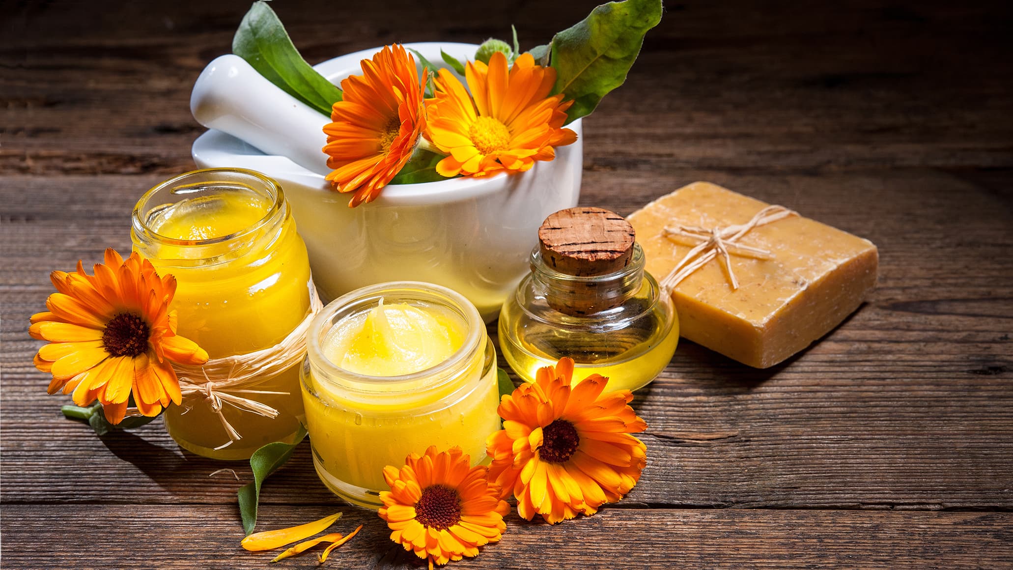 Tarhakehäkukkaa (Calendula Officinalis) voi käyttää salvassa, öljyssä ja saippuassa (Kuva: Shutterstock)