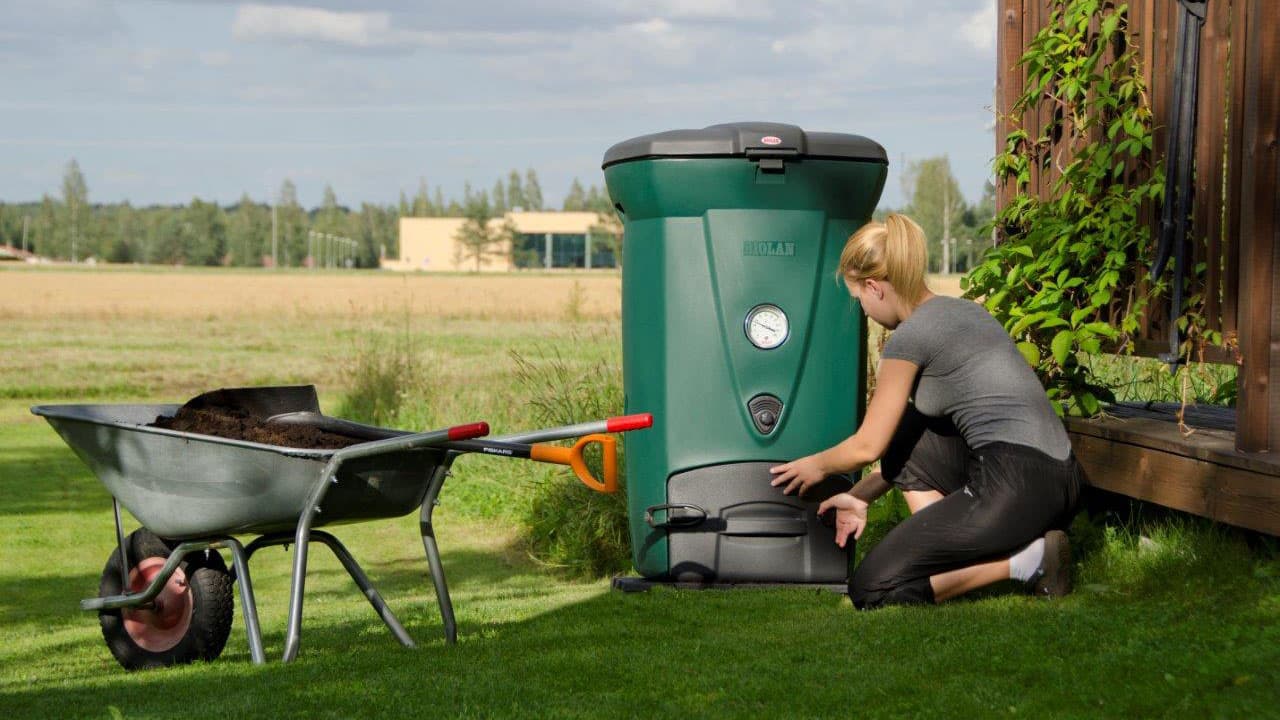 Kompostista saa ravinteikasta multaa kukkapenkkiin tai kasvimaalle. (Kuva: Biolan)