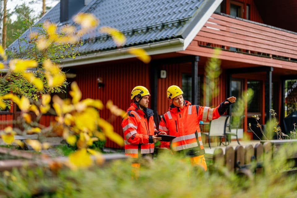 miehet suunnittelevat valokuidun kaivamista
