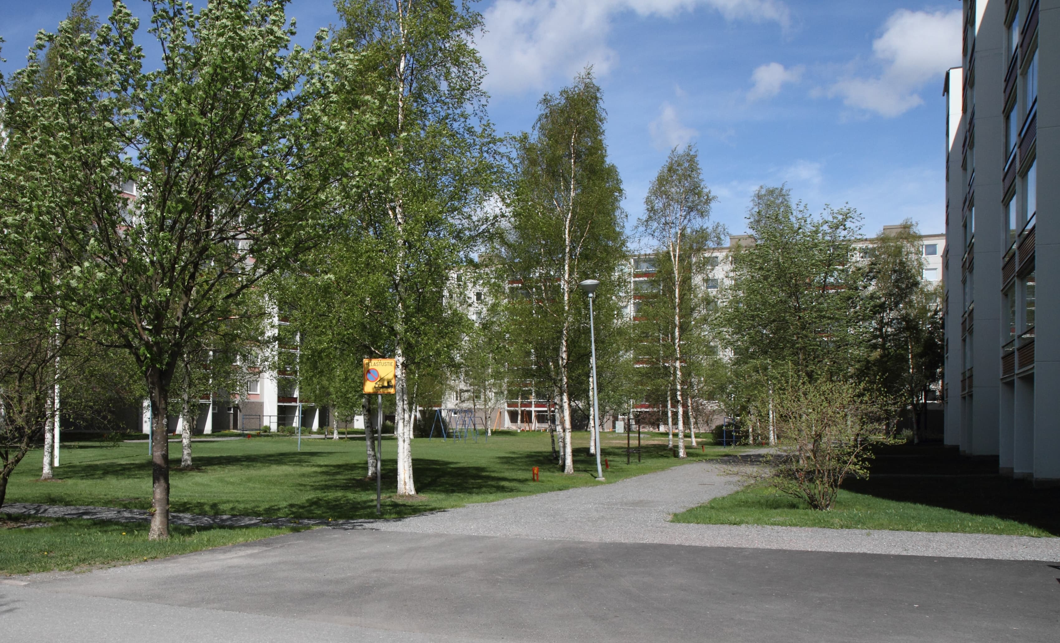 <p data-block-key="6kvlv">Aina ei tarvitse hakea lupaa: vähäiset toimenpiteet tai pienikokoisten puiden kaato saattaa olla sallittua ilman erillistä päätöstä. (Kuva: Puutarha.net)</p>
