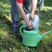 Suotonestettä voi käyttää koristekasveille. (Kuva: Biolan)