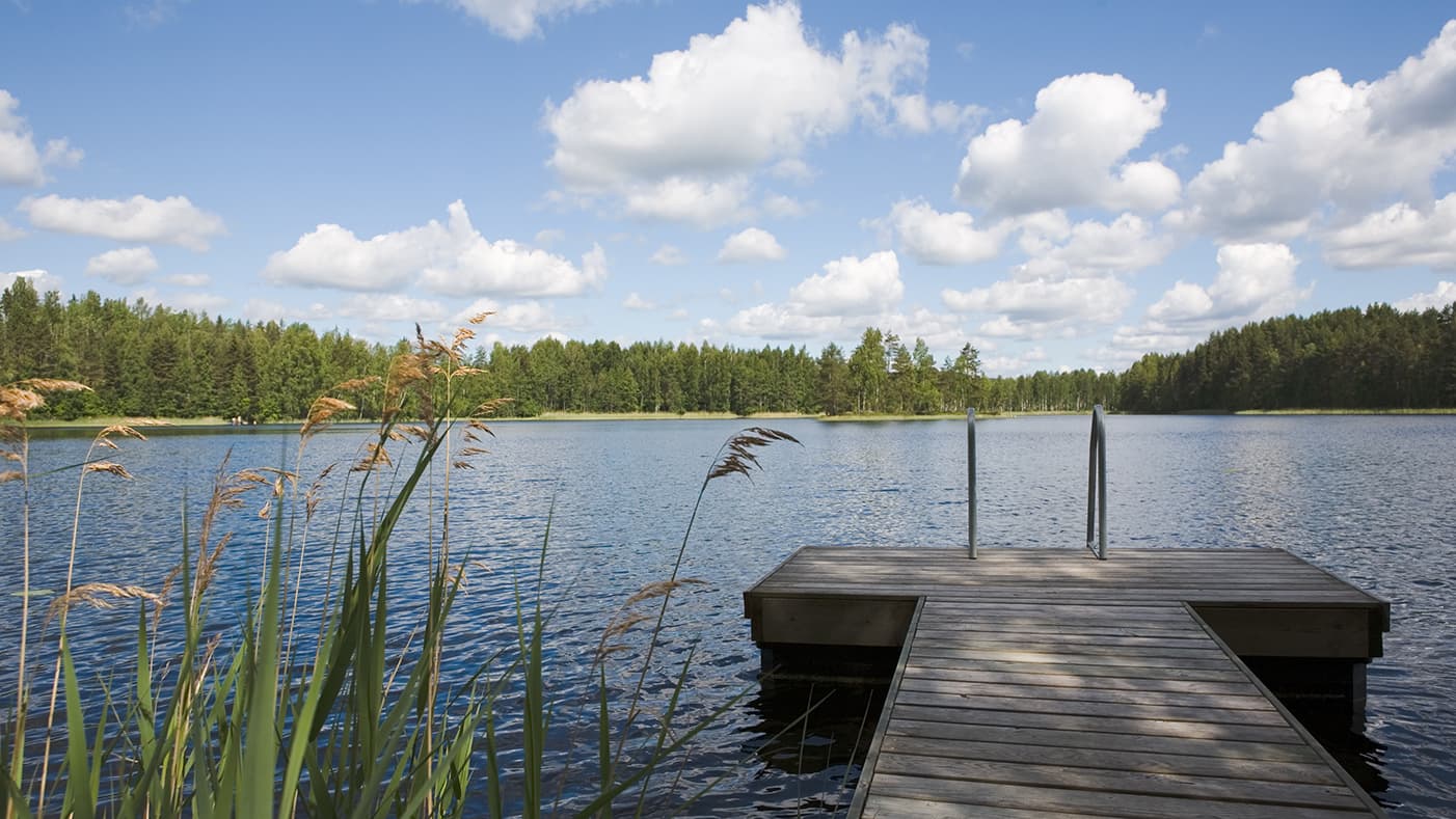 <p data-block-key="pkbvf">Lämmin sää houkuttelee ulos liikkumaan, uimaan ja grillaamaan – tee kesästäsi ikimuistoinen. (Kuva: Adobe Stock)</p>