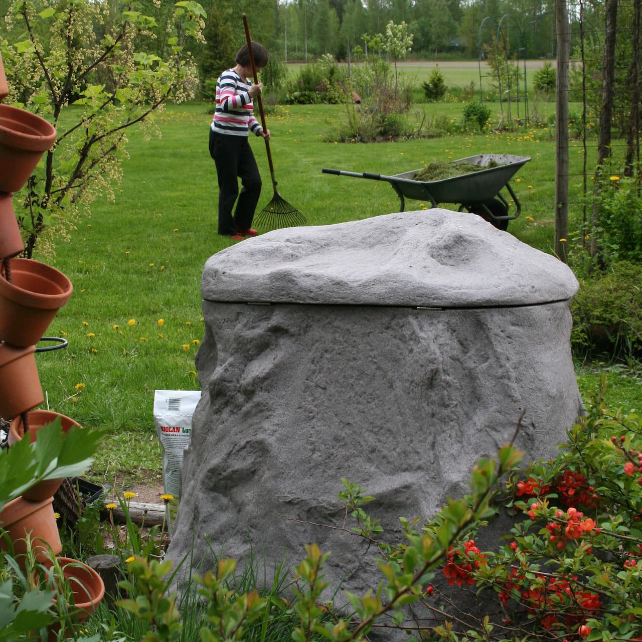 <p data-block-key="m0856">Tehokkaan kompostoitumisen edellytykset ovat kuohkeus, kosteus ja ravinteet. Kuvassa Maisemakompostori Kivi. (Kuva: Biolan)</p>