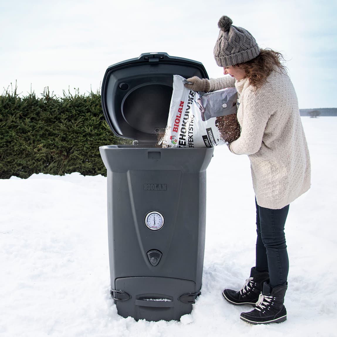 Muista lisätä riittävästi kuiviketta kompostoriin talvella. (Kuva: Biolan)