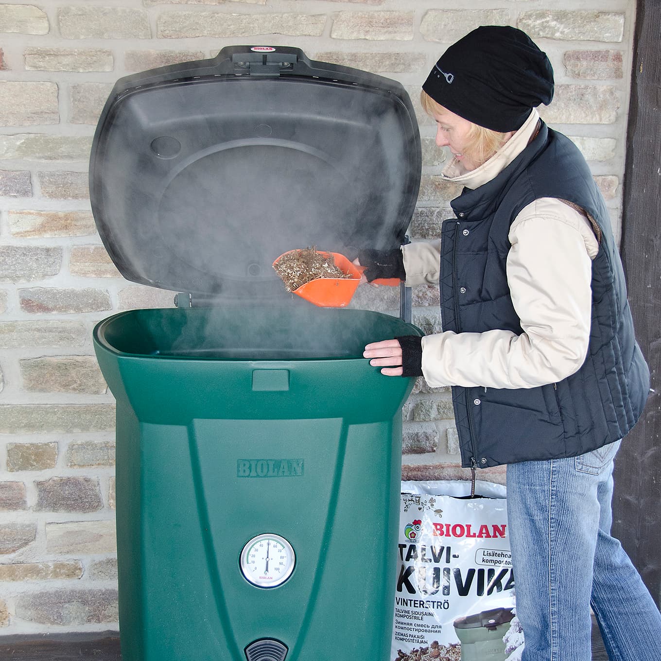 Perusedellytys kompostoinnille talviaikaan on kunnollinen, myös pohjastaan lämpöeristetty talousjätekompostori. (Kuva: Biolan)