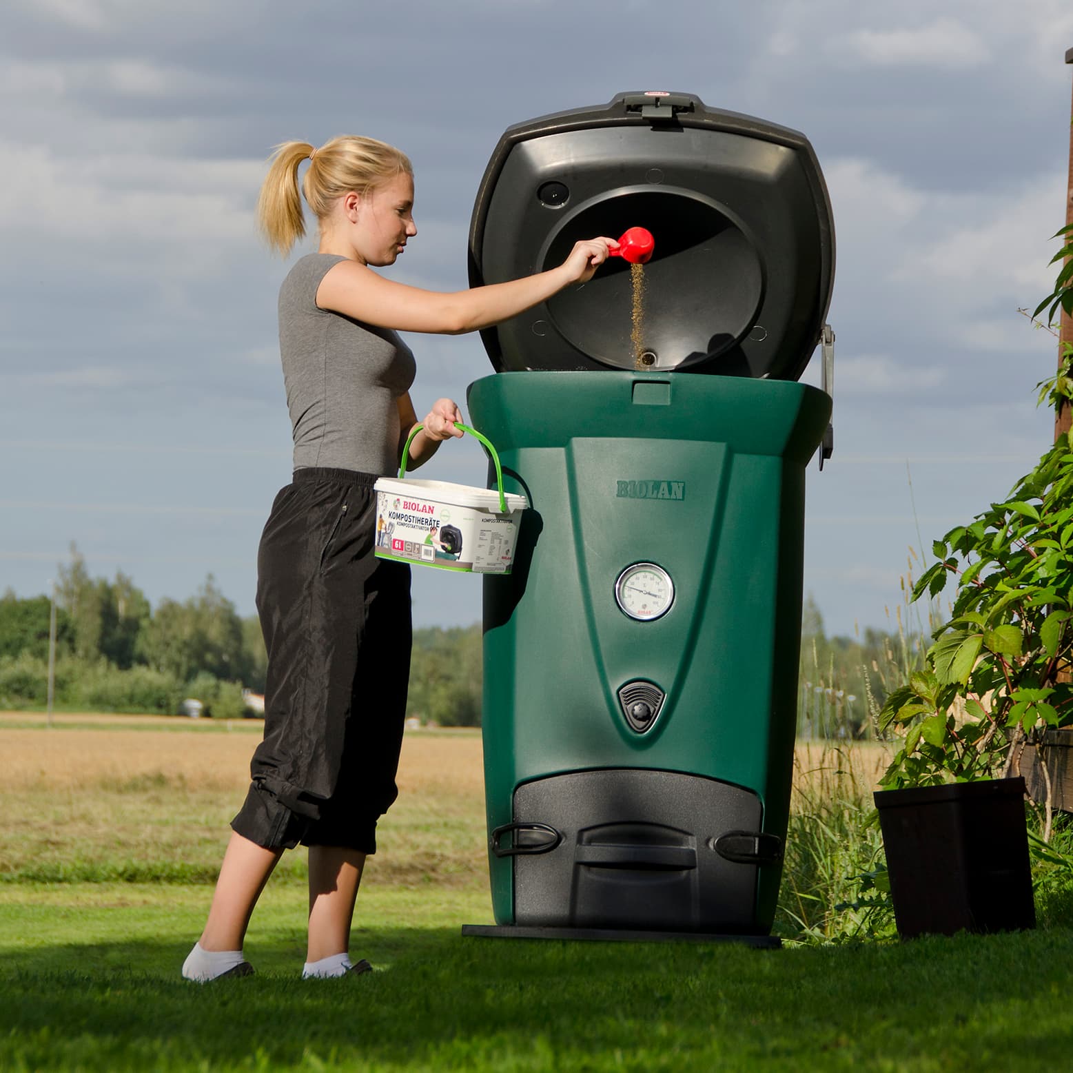 Biolan kompostiheräte nopeuttaa kompostoitumista ja parantaa syntyvän mullan laatua. Kuvassa Biolan Pikakompostori 220eco. Lämpökompostoriin voi laittaa myös osan sellaisesta puutarhajätteestä, joka ei puutarhakompostoriin sovellu. (Kuva: Biolan)