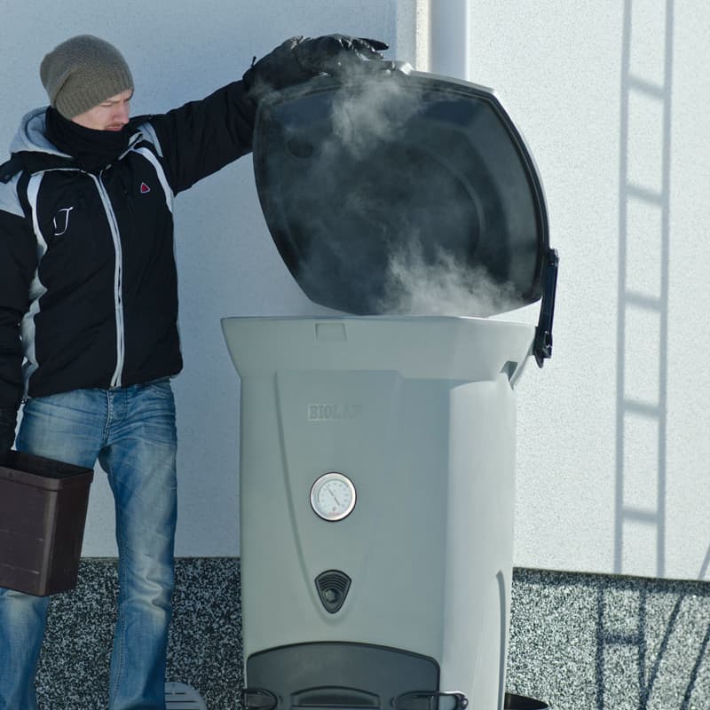 <p data-block-key="wdbwk">Puutarhajätteen kompostointi onnistuu parhaiten suojaisessa paikassa, jossa komposti ei pääse kuivumaan tai vettymään. (Kuva: Biolan)</p>