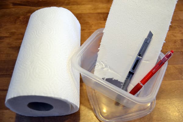 <p data-block-key="i4gil">Tarvitset talouspaperia, mattopuukon, kuulakärkikynän, sopivan muoviastian sekä styrox-levyä (n. 1 cm paksua).</p>
