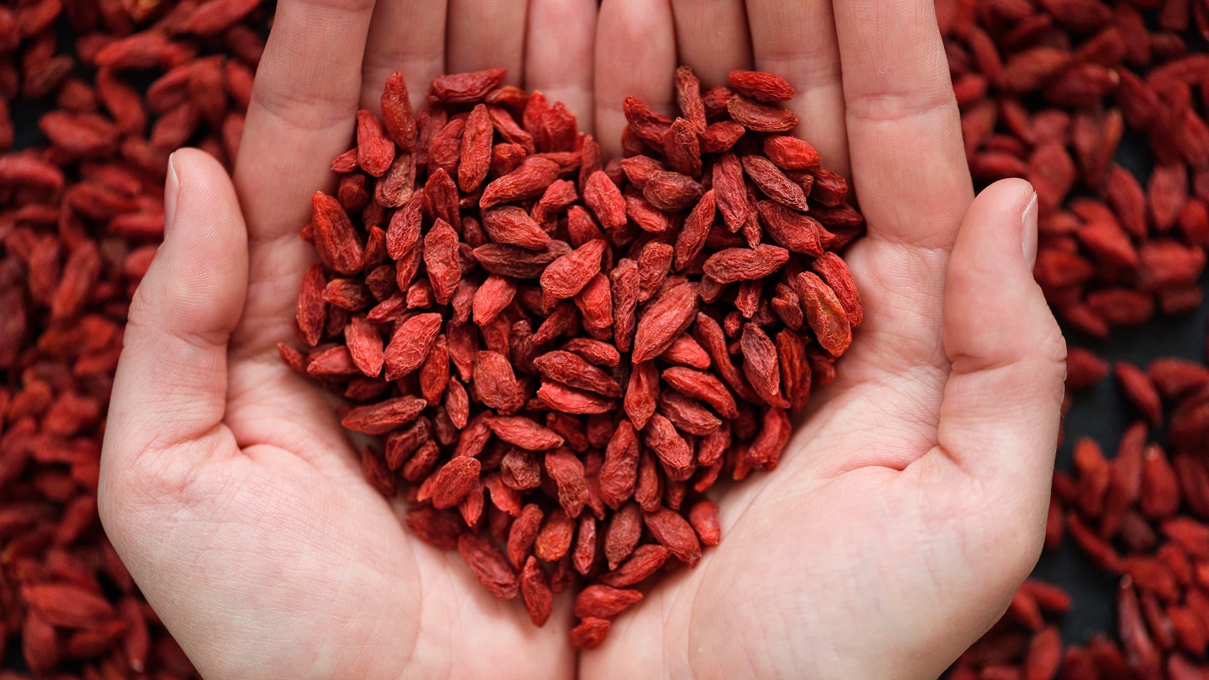 <p data-block-key="y0i0i">Kirkkaanpunaiset goji-marjat sisältävät runsaasti antioksidantteja, vitamiineja ja aminohappoja. (Kuva: AdobeStock)</p>