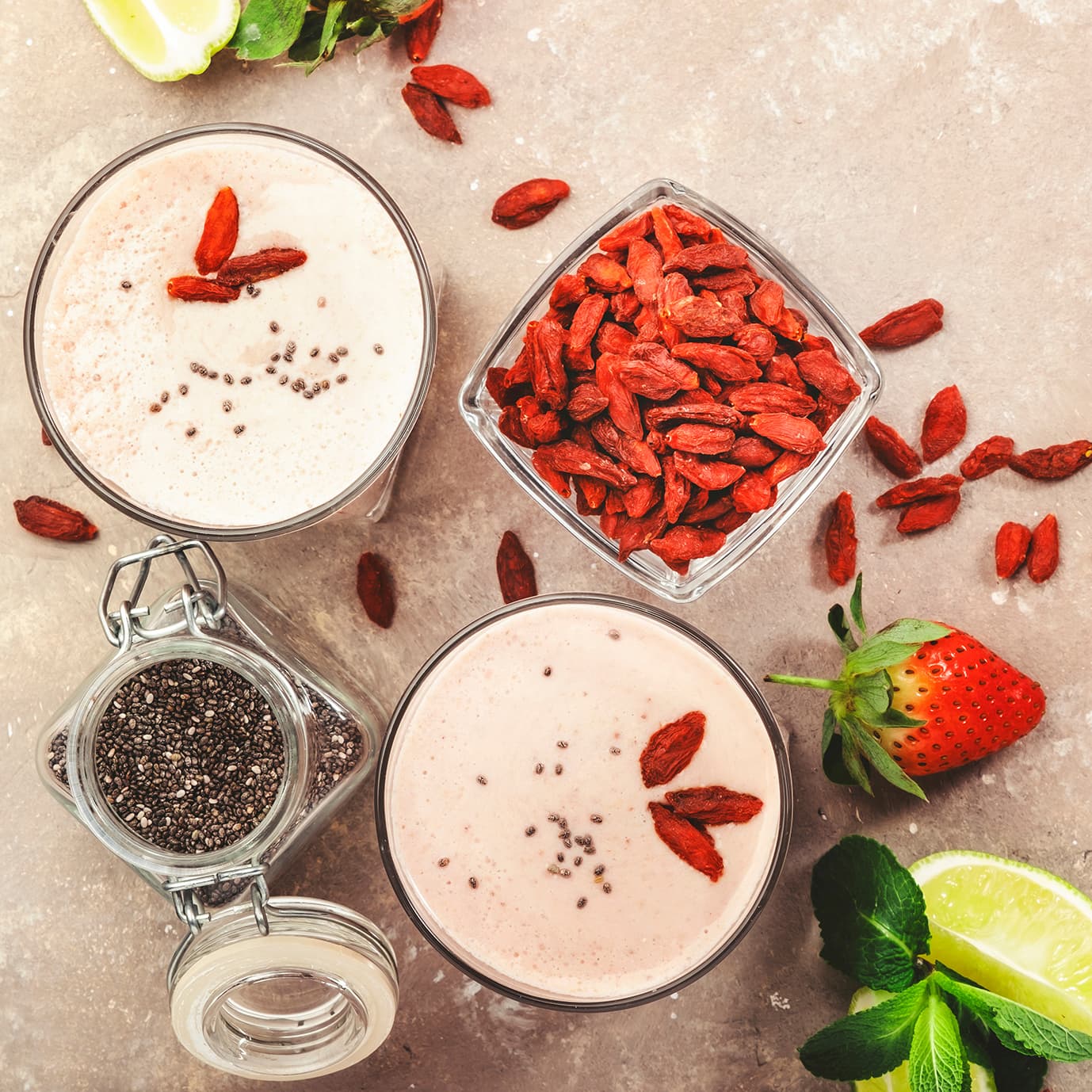 Smoothie, jossa mansikoita, goji-marjoja, chia-siemeniä ja limeä