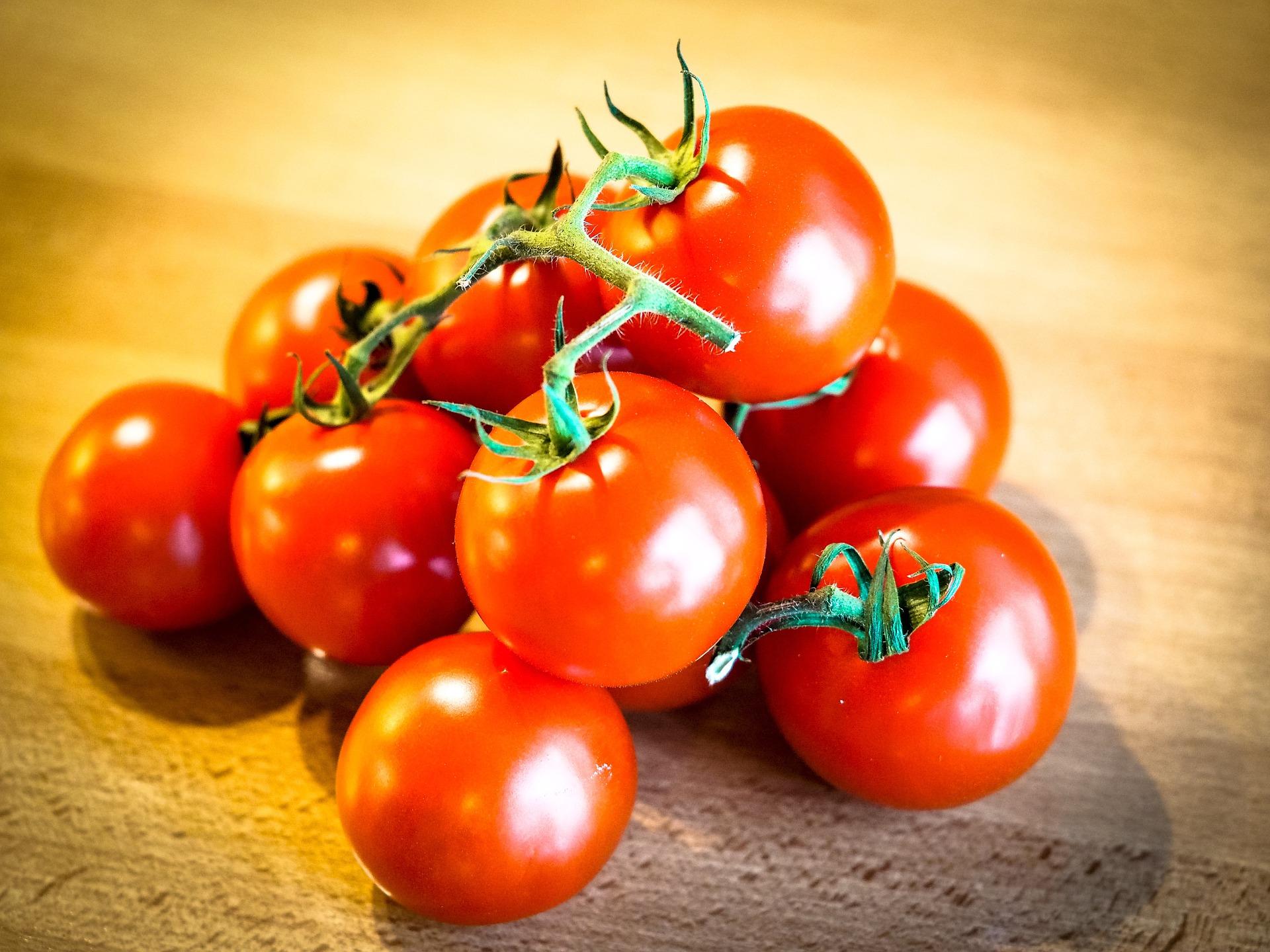 Herkullisen punaisia tomaatteja