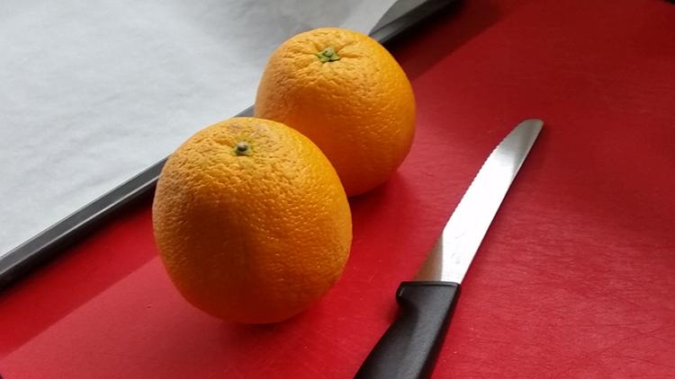 Pestyt appelsiinit odottavat käsittelyä.