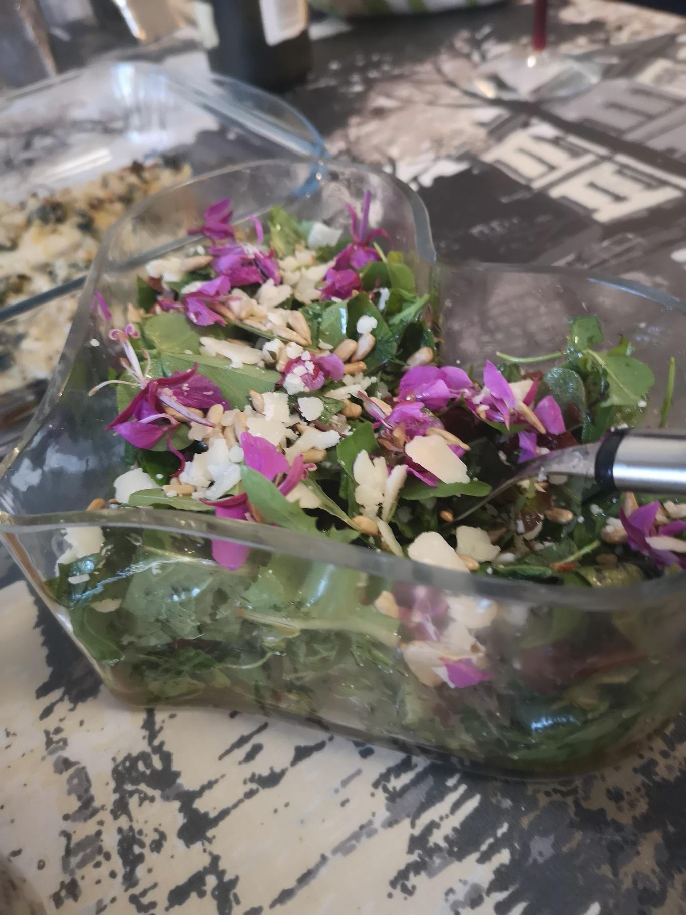Maitohorsman kukat antavat kauniin värin salaatille.