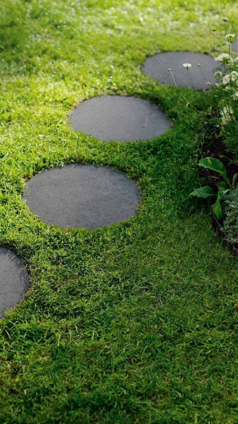 Askelpolku-laatoilla saa aikaan viehättäviä pihapolkuja nurmikolle tai soralle kuten artikkelin alussa nähtiin.