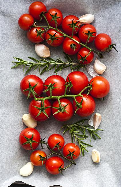 Tomaatit sopivat moneen päivittäiseen ruokahetkeen joko sellaisenaan tai kypsytettyinä.