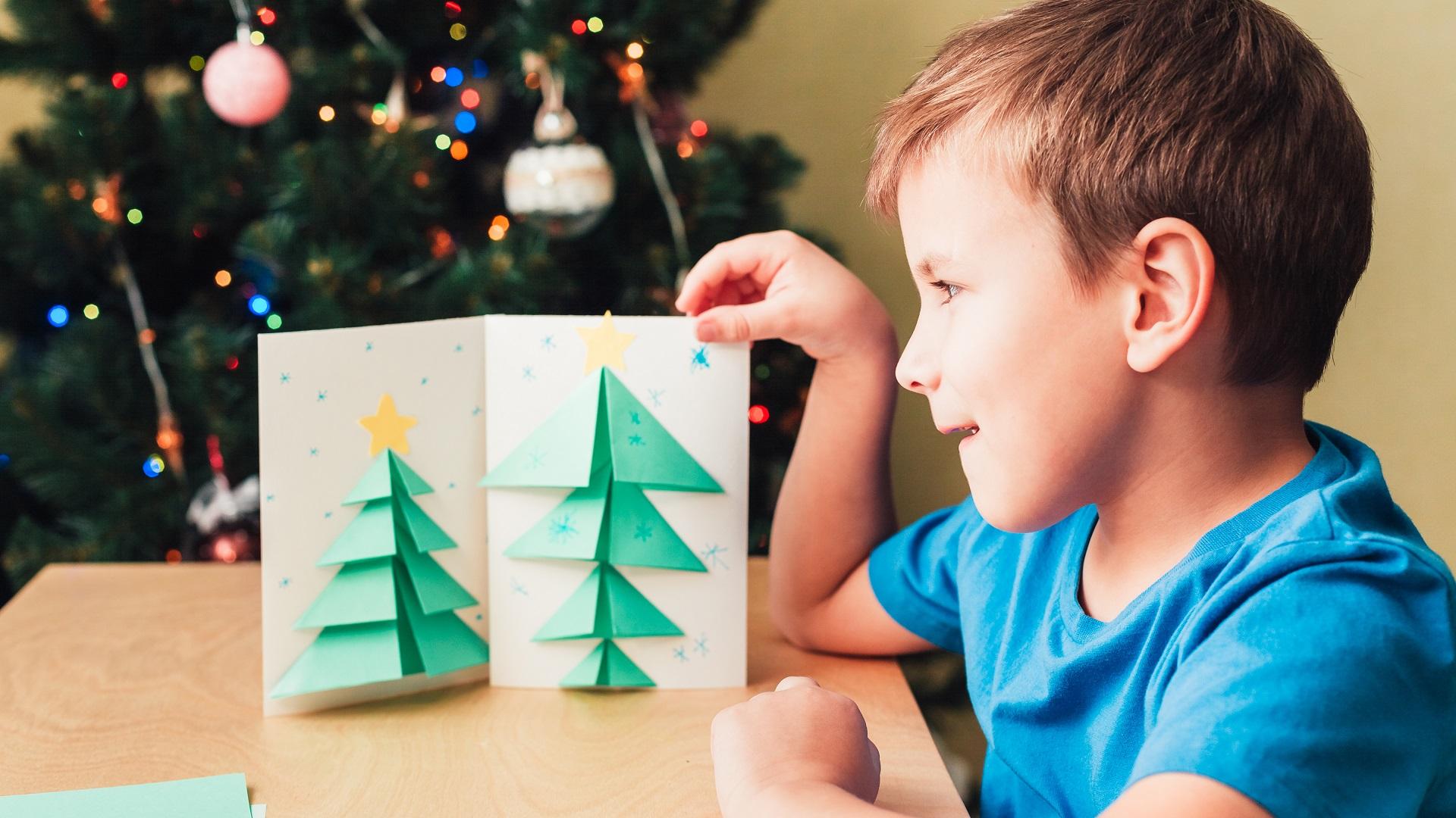 Anna lapsen tehdä oman mielensä mukaan tämän vuoden joulukortit. (kuva: Shuttertock)