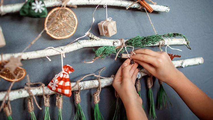Kerää talteen siistejä eri mittaisia oksia ja ripusta ne nyörejä käyttäen kuuseksi seinälle. Kuva: Shutterstock