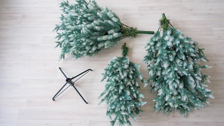 Muovista valmistettu kuusi on helppo pakata takaisin laatikkoon joulun jälkeen. Kuva: Shutterstock