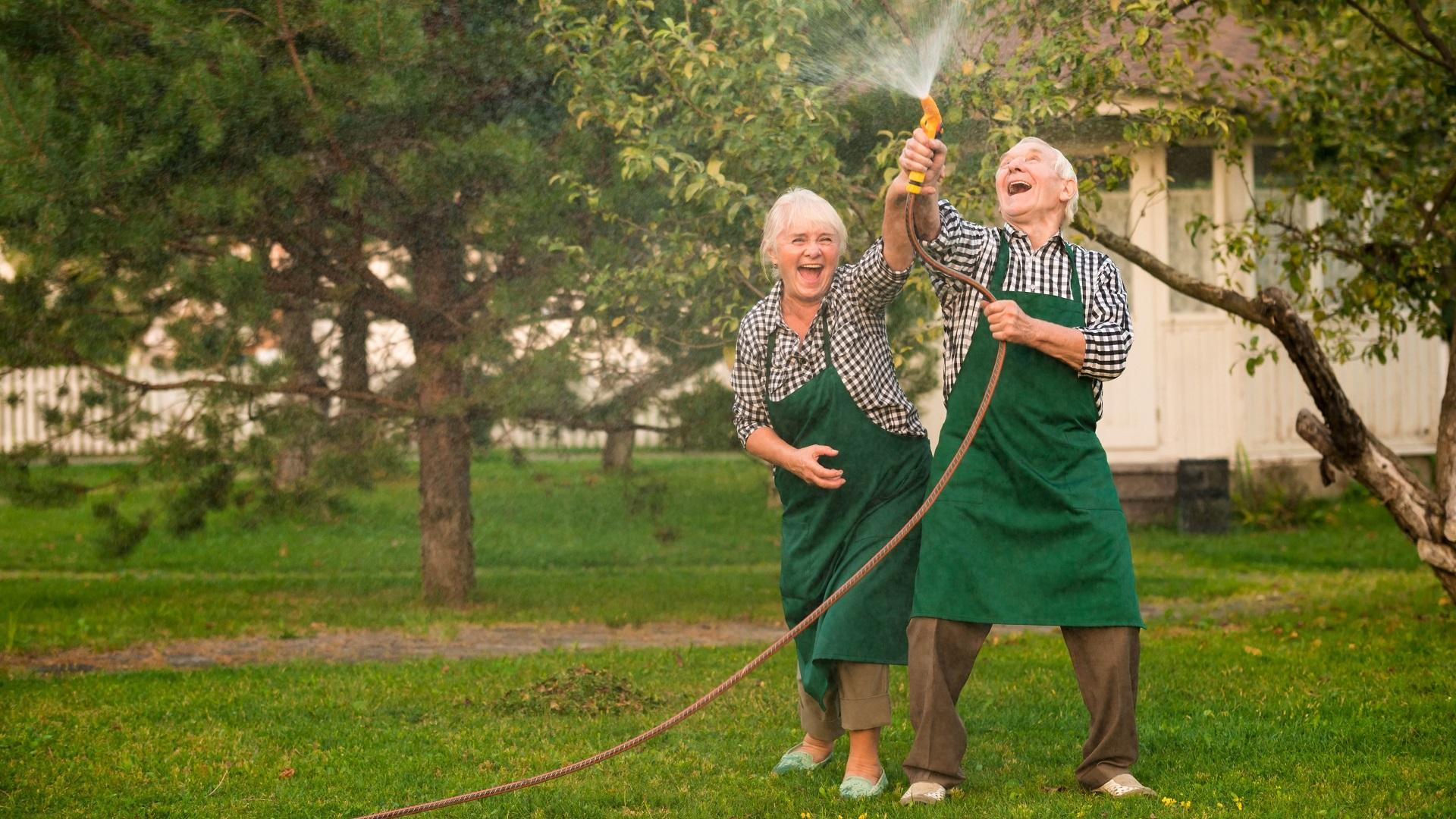Vanhempi pariskunta pitämässä hauskaa puutarhassa. (Kuva: Shutterstock)