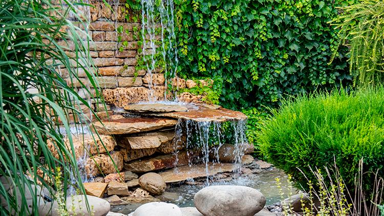 Luonnonkivistä rakennettu suuri vesiaihe puutarhaan. (Kuva: Shutterstock)