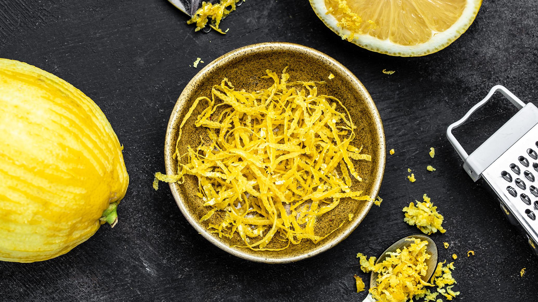 Muista pestä sitruuna hyvin ennen kuin käytät kuorta juomiin ja erilaisiin ruokiin. (Kuva: Adobe Stock)