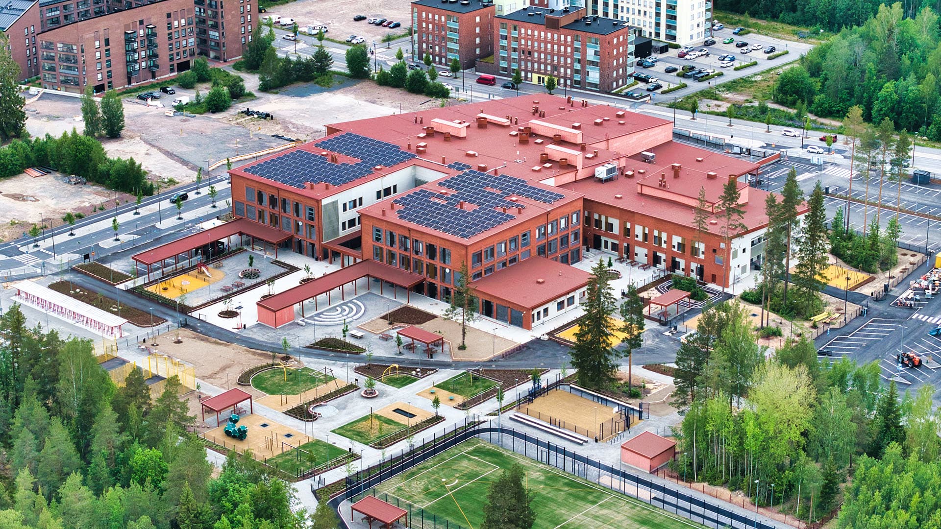 Kahi Viisteharkko toi elävyyttä ja kestävyyttä Rykmentinpuiston koulun seinäpintoihin