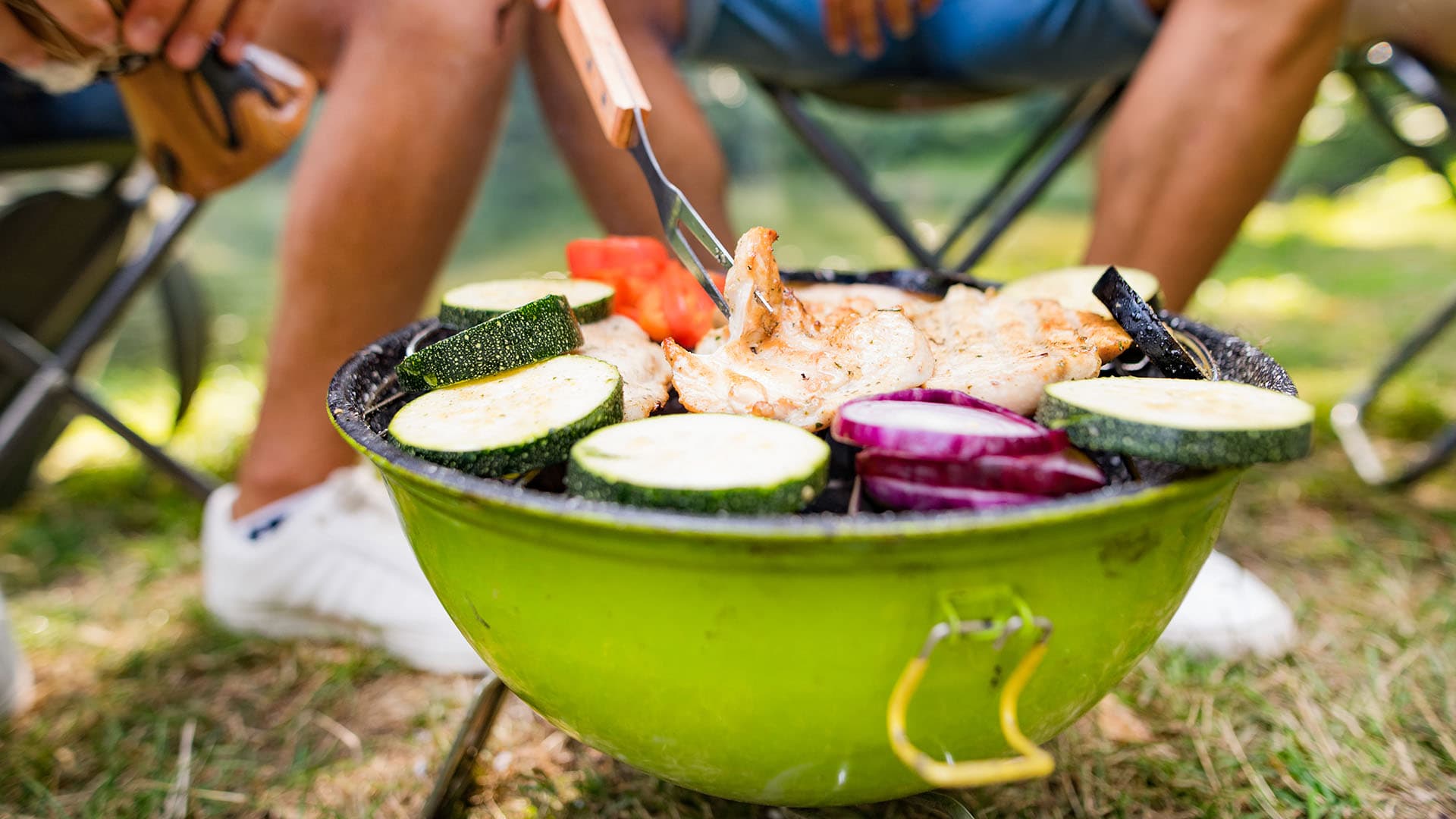 Pienelläkin grillillä voi valmistaa maukasta ruokaa lihasta ja kasviksista