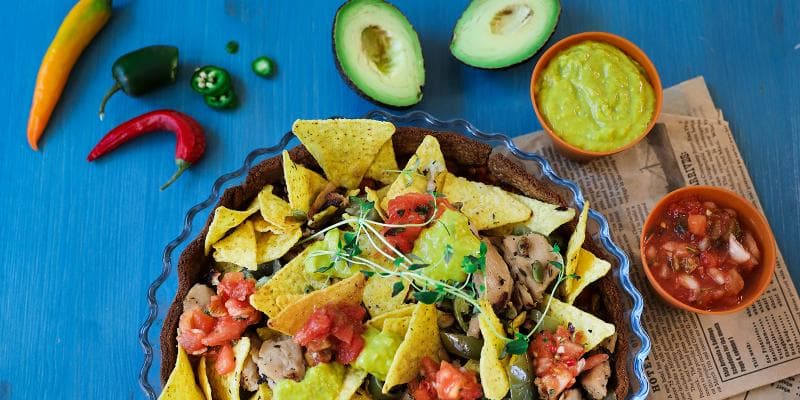 <p data-block-key="d5vru">Rapea piirakkapohja saa päälleen mausteista Oumph-täytettä, maissilastuja, jalapeñoa, guacamolea ja tomaattisalsaa. Näyttävä piiras sopii uudenvuoden illan rennoksi tarjottavaksi ja nostetaan pöytään suoraan lämpimänä. </p>