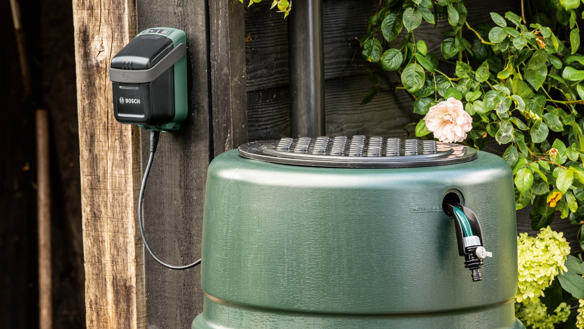 <p data-block-key="f2rei">Bosch GardenPump 18 toimii 18 V akulla ja sopii sadeveden pumppaamiseen puutarhan kastelua varten. Sadevesipumppua käytetään ohjausyksikön LED-näytöltä, josta virran kytkeminen, ajastus sekä akun lataustilan lukeminen on helppoa ja kätevää.</p>