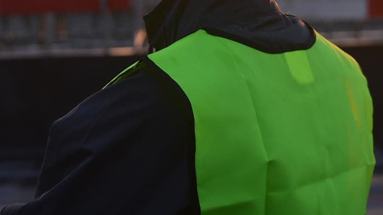 Heijastinliivin käyttö voi pelastaa henkesi syyspimeällä