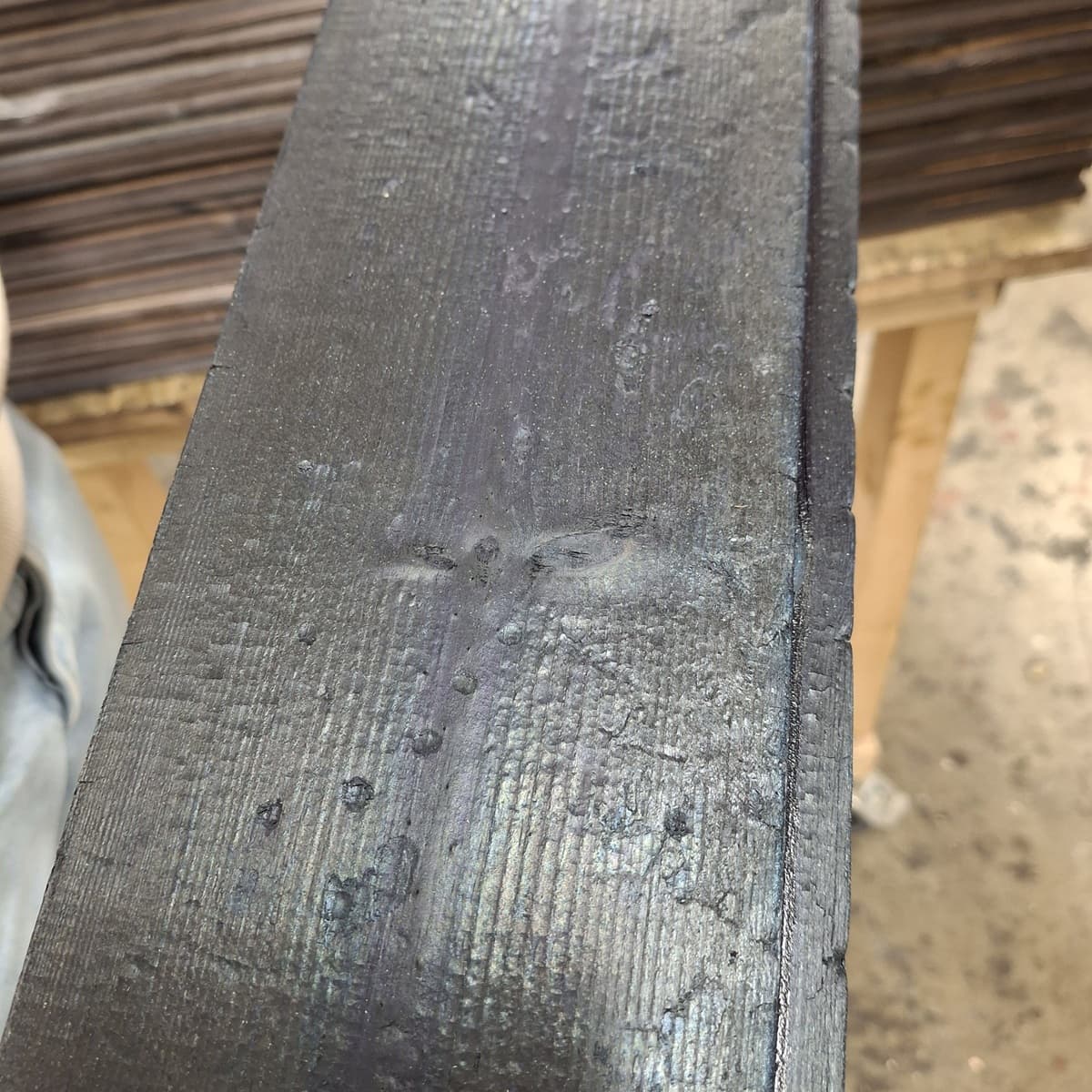 <p data-block-key="gfwpj">Hiilletyn ja sävytetyn puun nurjapuoli näyttää tältä.</p>