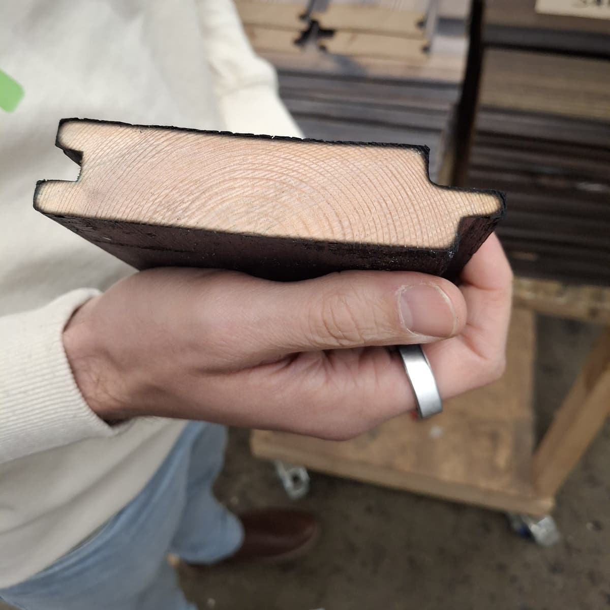 <p data-block-key="gfwpj">Kuten kuvasta näkyy, on lauta hiilletty tasaisesti joka sivulta.</p>